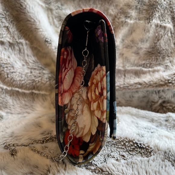 NWT Black and Floral Pattern Clutch Purse with silver hardware - Picture 4 of 6